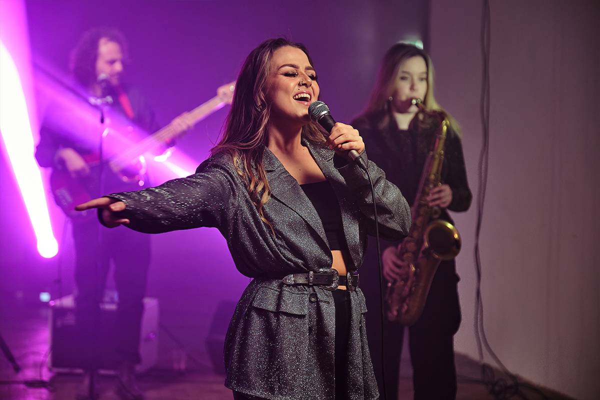 Males Fronted Welsh Function Band for Hire