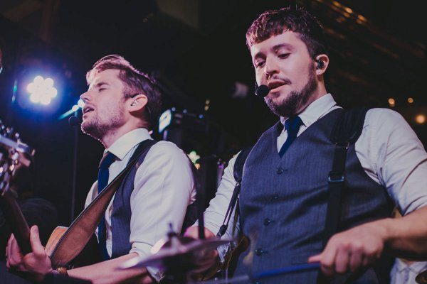 14 Small Wedding Entertainment Ideas to Consider