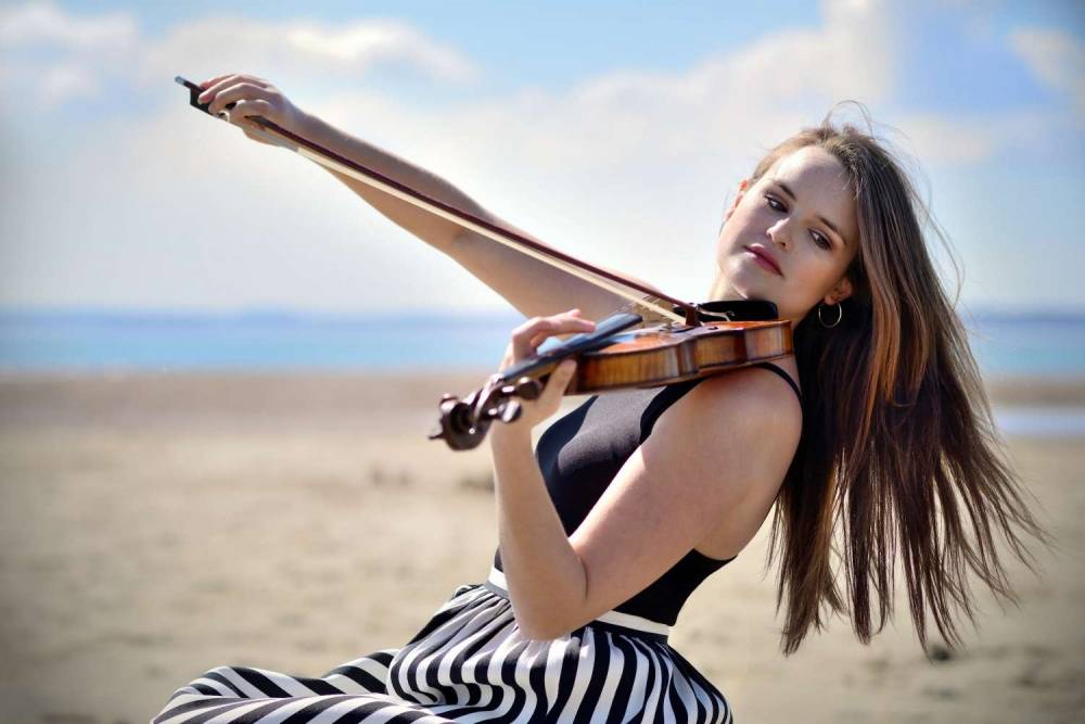Laura - Violinist