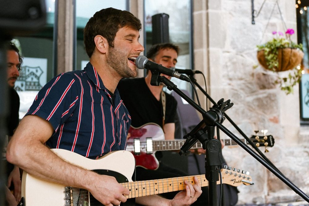 Mike - Singer / Guitarist