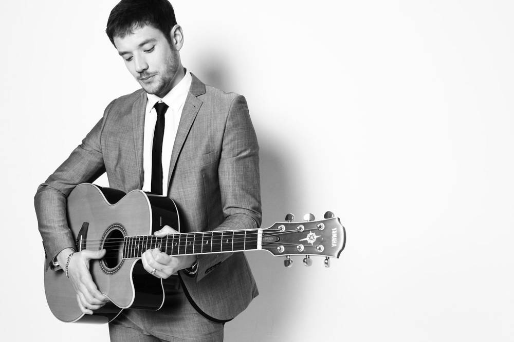 JJ - Singer / Guitarist