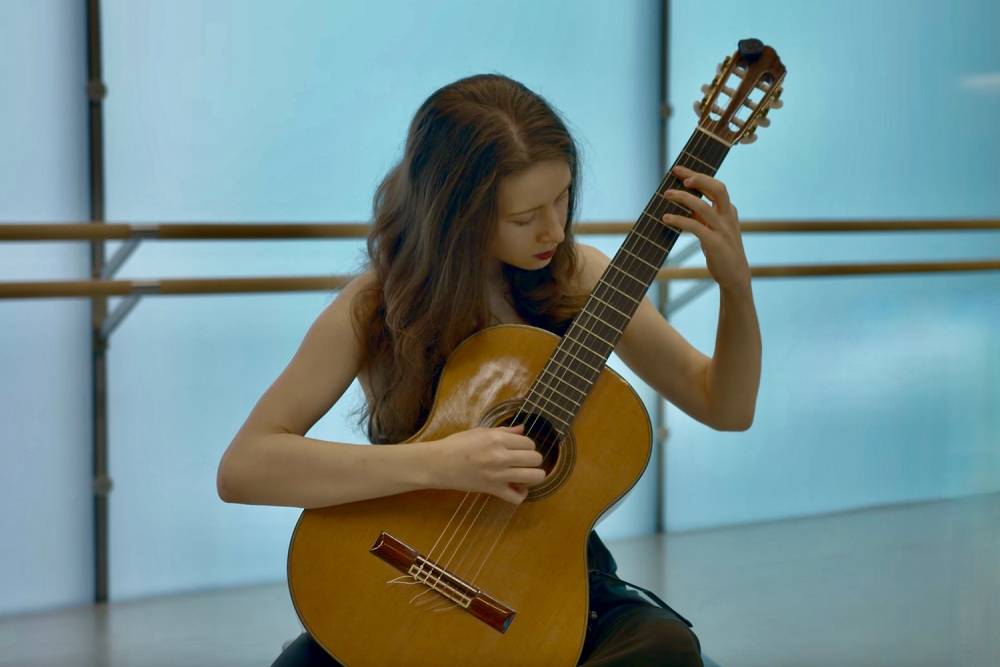 Yulya - Classical Guitarist