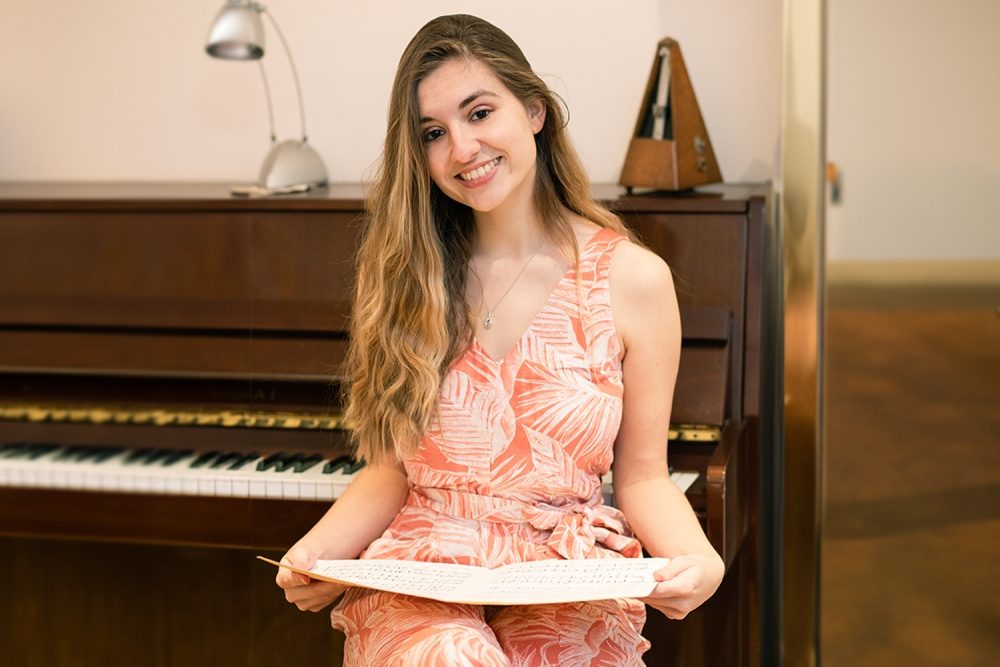 Carlota - Singer / Pianist