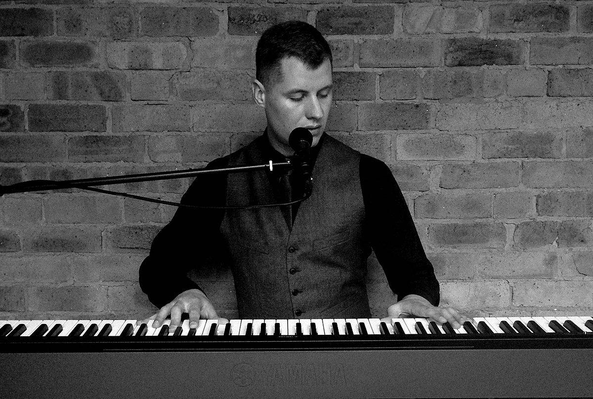 Male Solo Singer / Pianists for Hire