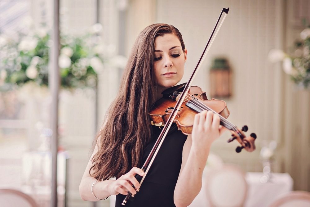 Emilia - Violinist