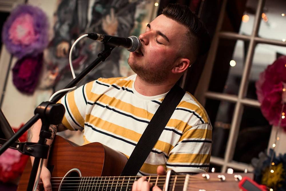 Thomas - Singer / Guitarist