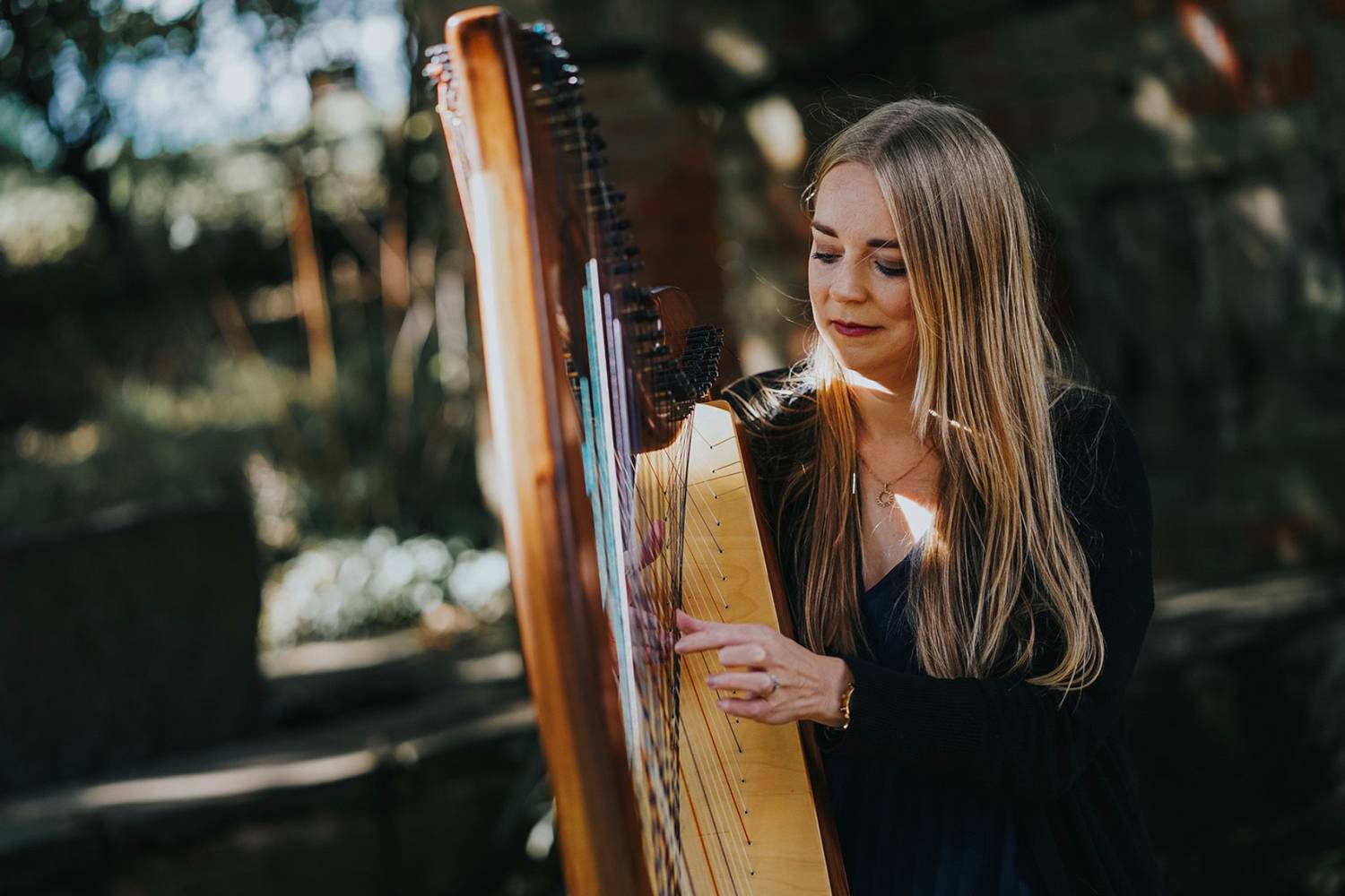 Modern &amp; Classical Female Harpist