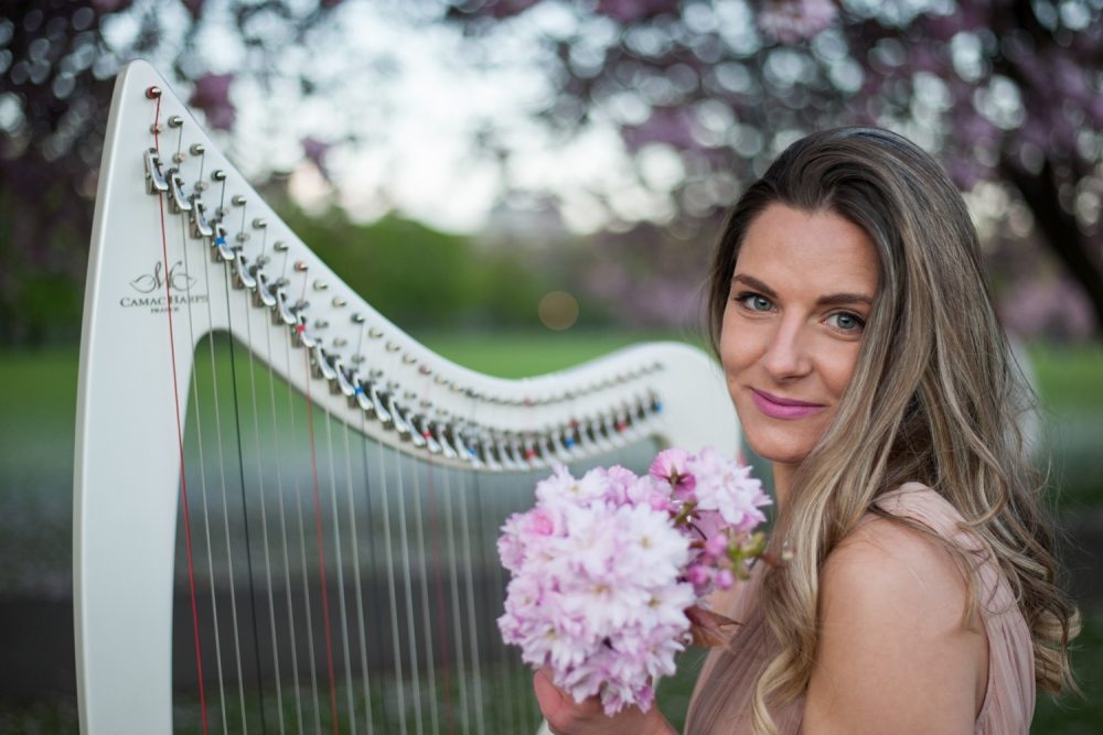 Elina - Harpist
